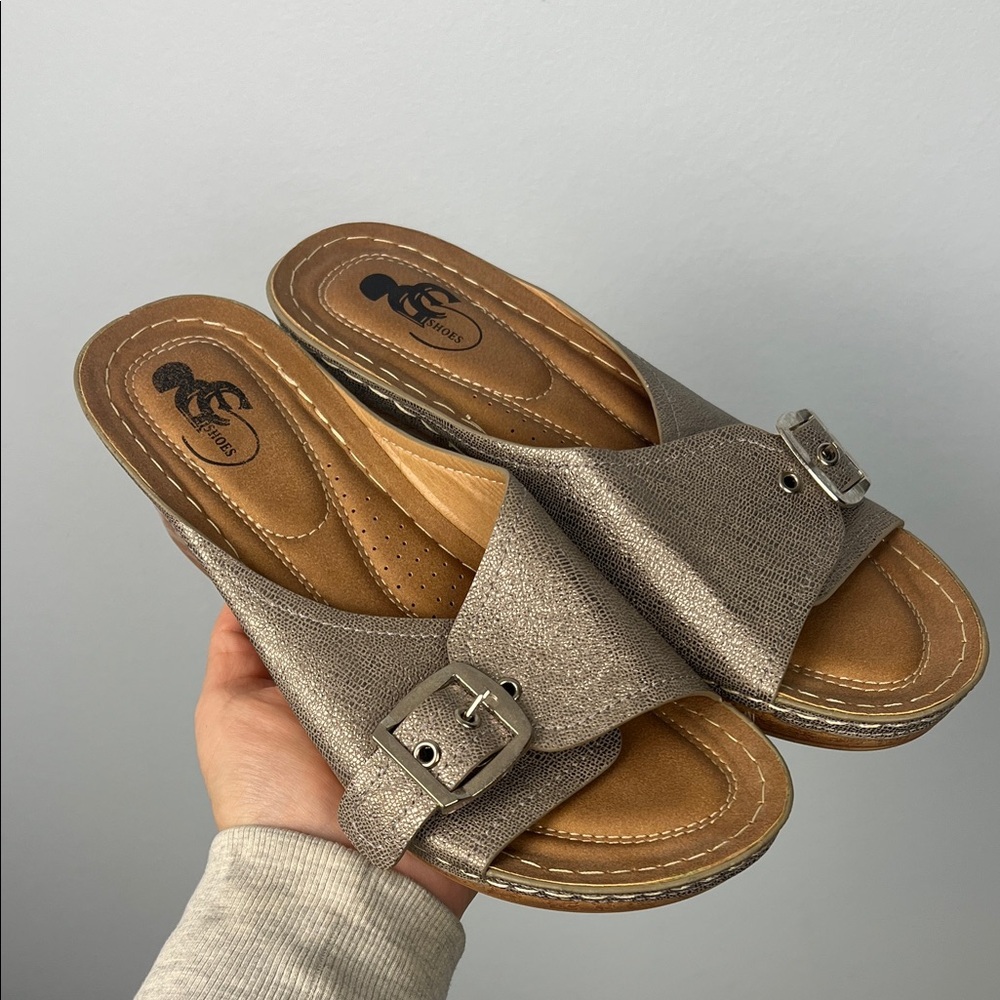 GC shoes Justina women’s sandals size 9 wide metallic buckle slides